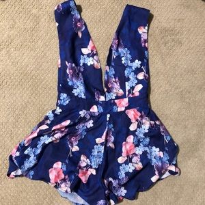 Tobi deep V floral romper size xs